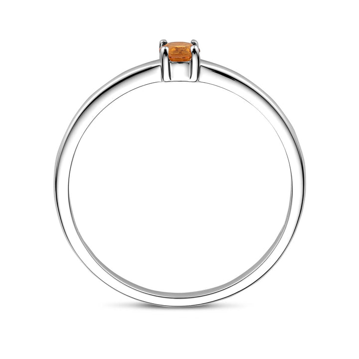Een dunne gerhodineerde zilveren ring met november geboortesteen citrien in een eenvoudige vierpoots zetting, gefotografeerd tegen een witte achtergrond. Een elegant ontwerp van Van der Kooij Collectie.
