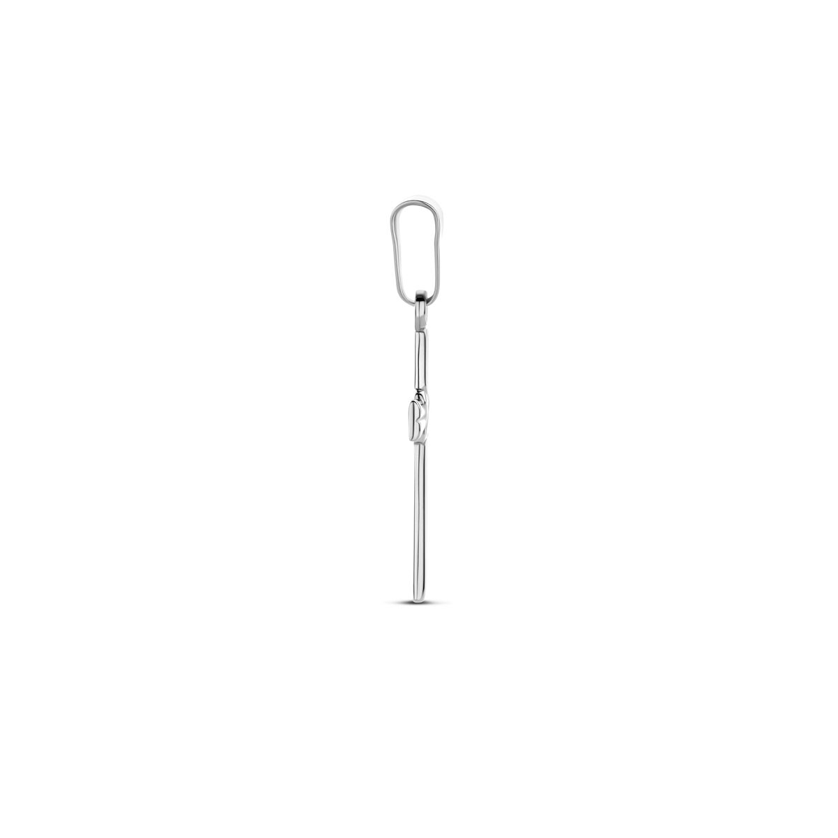 Een slanke metalen hanger kruis 26 mm zilver gerhodineerd van Van der Kooij Collectie, met een smalle staaf en een ovaalvormige lus aan de bovenkant, wordt getoond tegen een effen witte achtergrond.