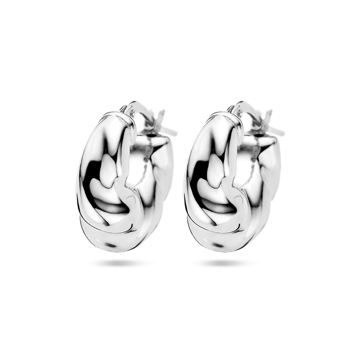 Orecchini in argento rodiato con design ondulato e chiusura a perno.