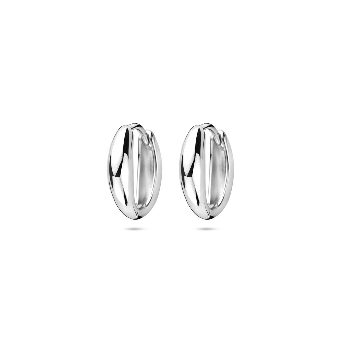Zilveren klapoorringen van 14,5 mm met een glanzende gerhodineerde afwerking.