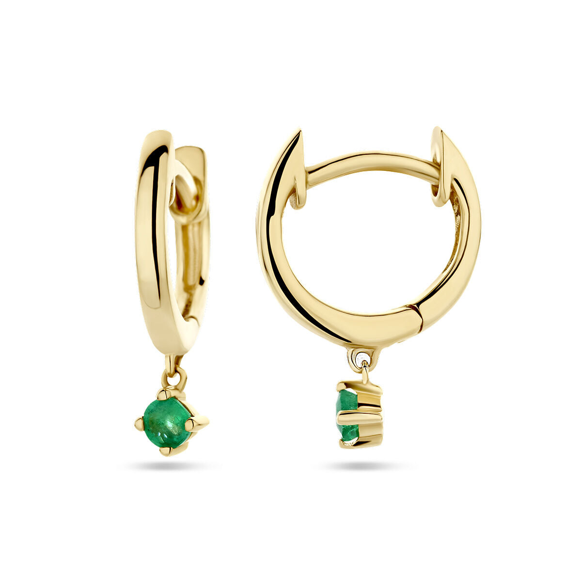 De Van der Kooij Collectie klapoorringen smaragd 14K geelgoud zijn een paar geelgouden oorbellen met elk een ronde smaragd steen. De afbeelding toont één oorbel van de zijkant en één van de voorkant op een witte achtergrond.