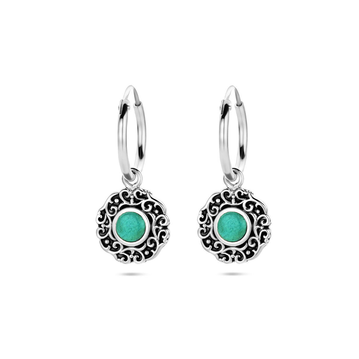 Orecchini in argento ossidato con pietra sintetica verde e motivo decorativo.