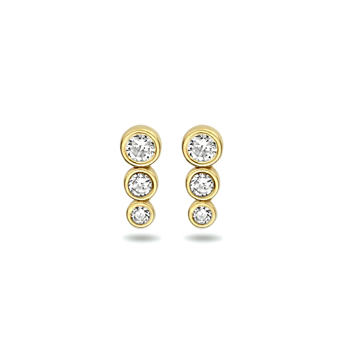 Orecchini in oro giallo 14K con tre zirconi trasparenti.