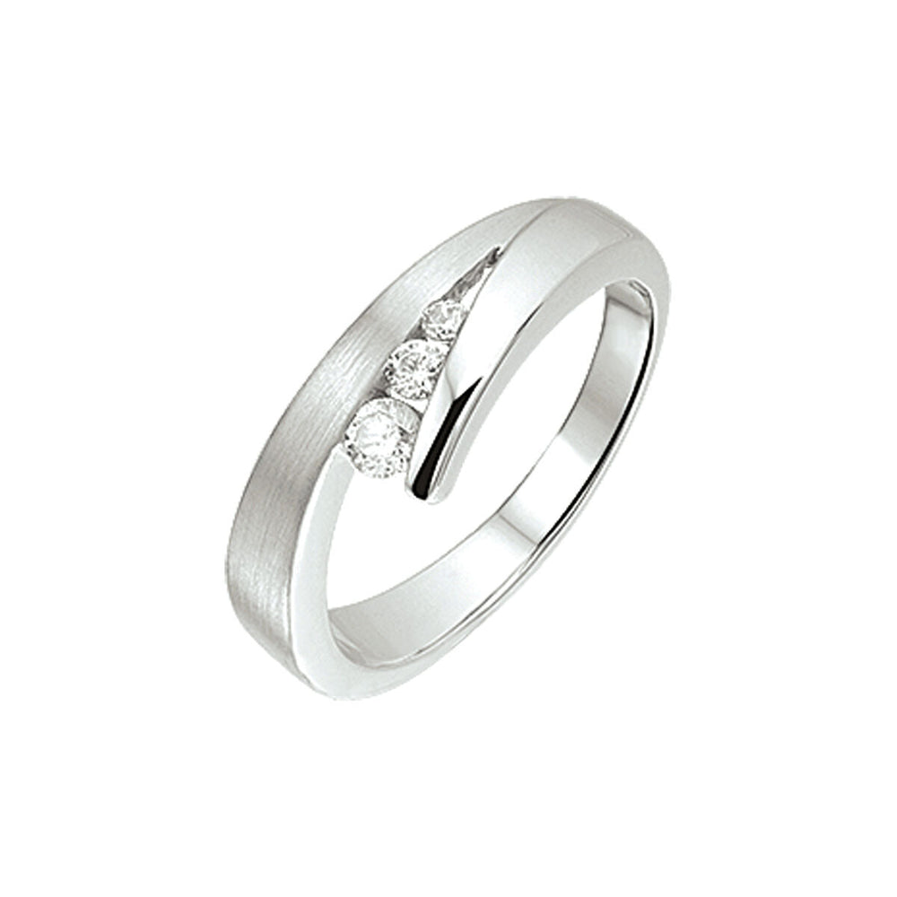 De Van der Kooij Collectie ring zirkonia poli/mat zilver gerhodineerd is een moderne damesring met een asymmetrisch ontwerp, voorzien van drie kleine zirkonia steentjes die diagonaal over de zilveren band zijn gezet.