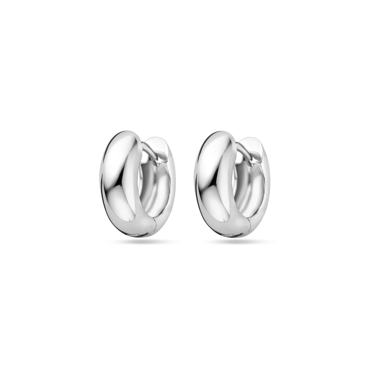 Orecchini alla creola in argento rodiato, di forma rotonda e lucida, con diametro di 13,5 mm.
