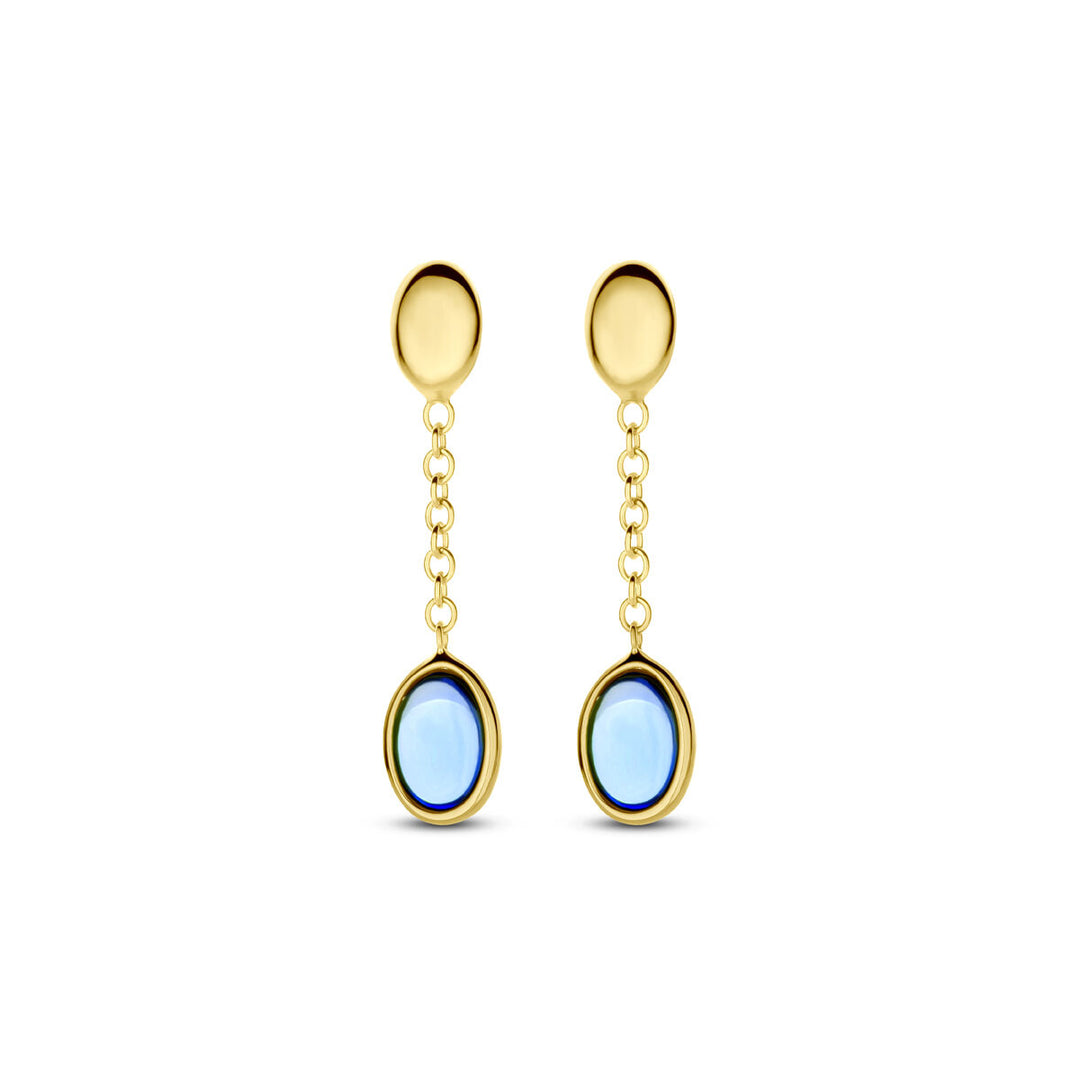 Van der Kooij Collectie oorhangers london blue topaas 26 mm in 14K geelgoud: elegante dames sieraden met ronde studs, kettinglinks en ovale london blue topaas hangers, afgebeeld tegen een witte achtergrond.