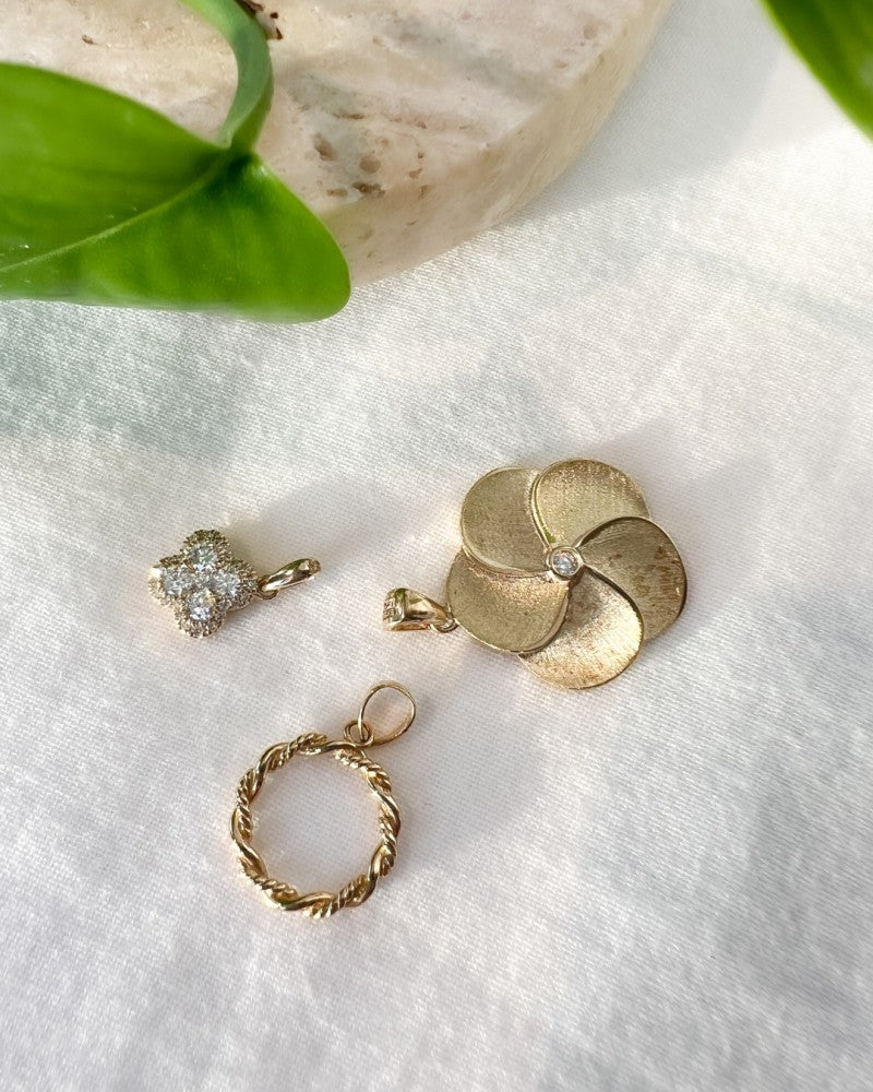 Elegante Ciondolo Fiore in Oro con Zircone – Senza Tempo e Sobrio