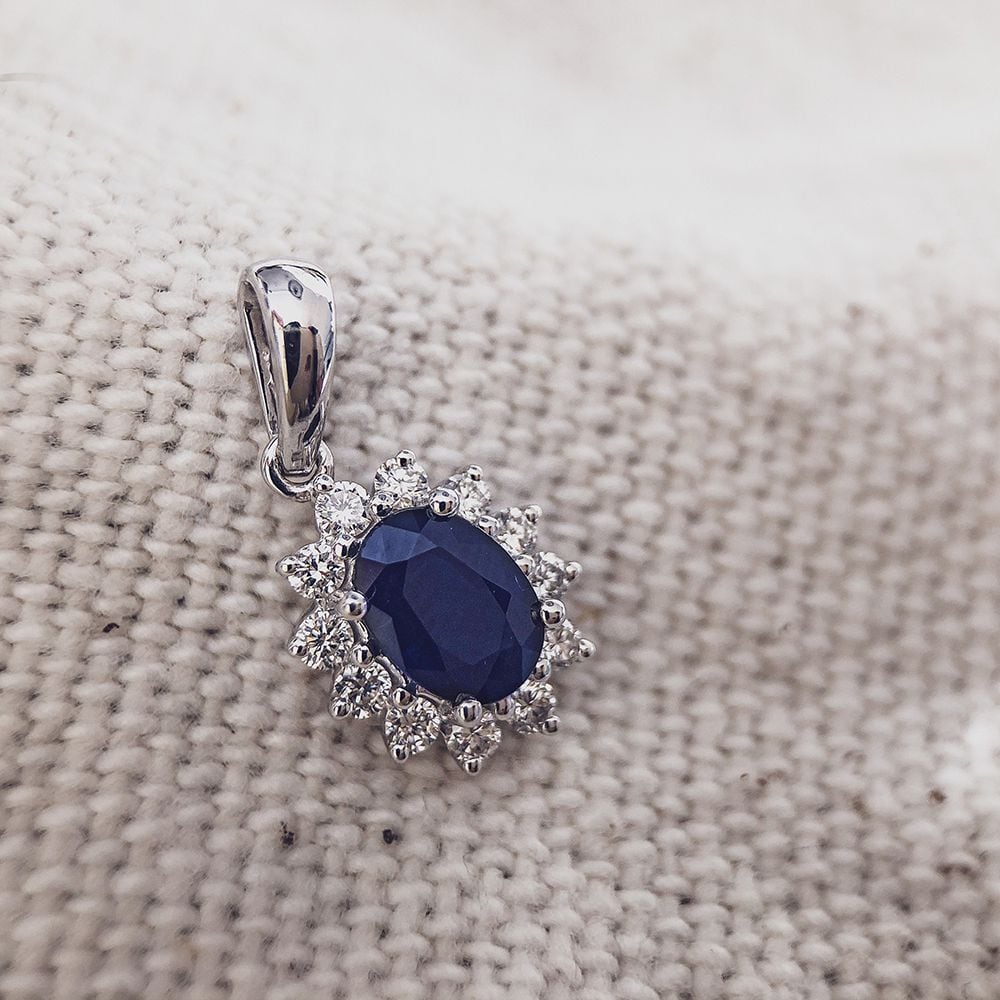 Ciondolo in oro bianco con zaffiro blu (1.00 ct) e diamante 0.27 ct – 14 carati, 1,3 grammi