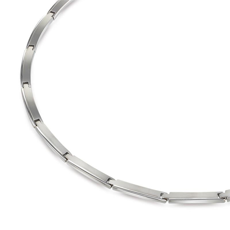 Collana in titanio con maglie rettangolari lucide e opache.