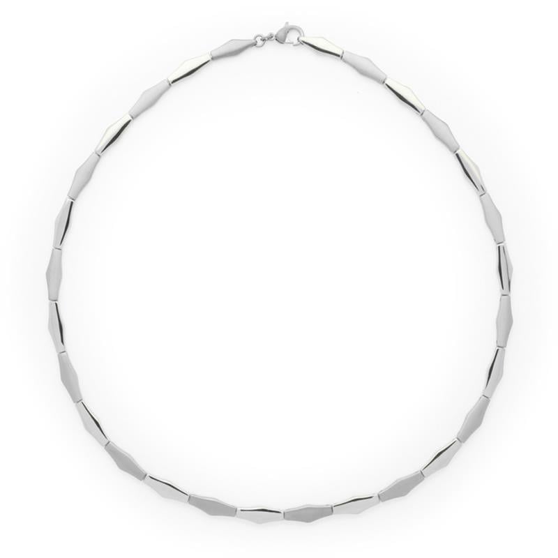 Collana in titanio con elementi ovali e rettangolari lucidi.