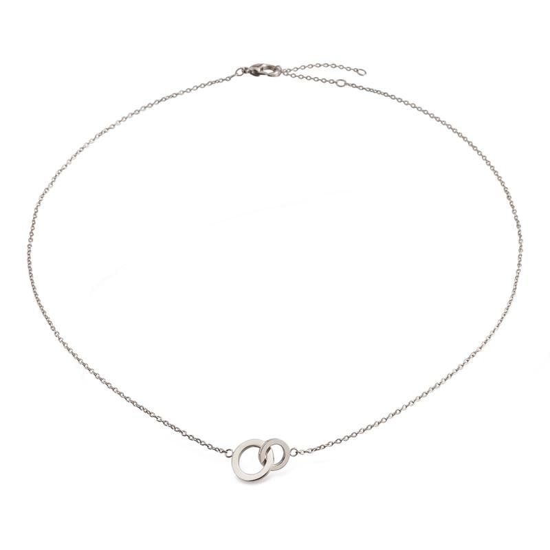 Collana in titanio con pendente a forma di infinito, finitura lucida.