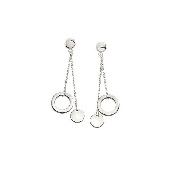 Boccia Titanium Figura Oorstekers 05042-01: Zilverkleurige oorbellen van Boccia, elk met twee dunne kettinkjes die eindigen in ronde en schijfvormige bedels – een elegante aanvulling op het titanium sieraad, afgebeeld op een witte achtergrond.