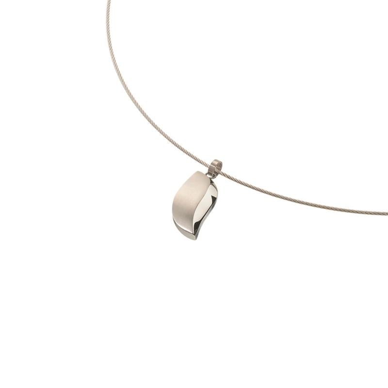Titanium hanger met een golvende vorm, bevestigd aan een dunne metalen ketting.
