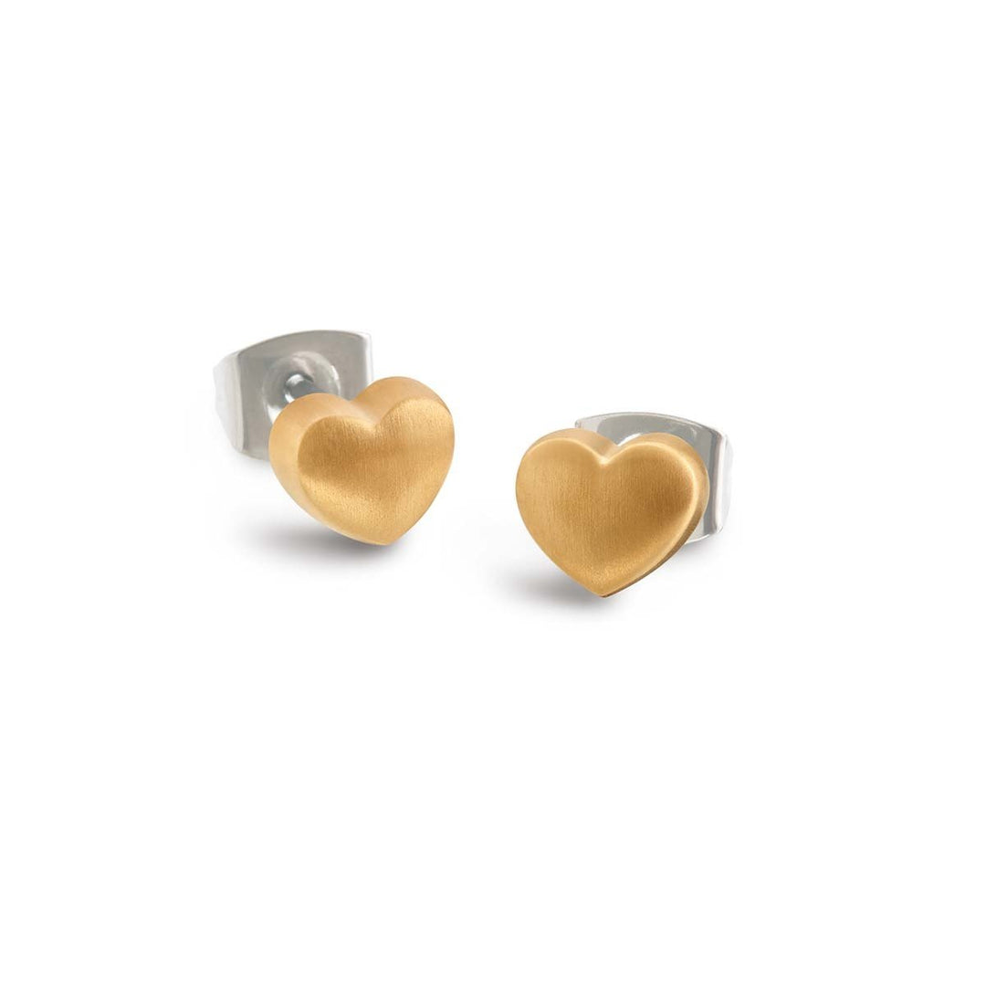 Een paar Boccia Titanium Oorstekers gp 05056-02 van Boccia, hartvormig met een matte gouden voorkant en titanium zilveren pootjes en achterkanten, afgebeeld tegen een witte achtergrond.