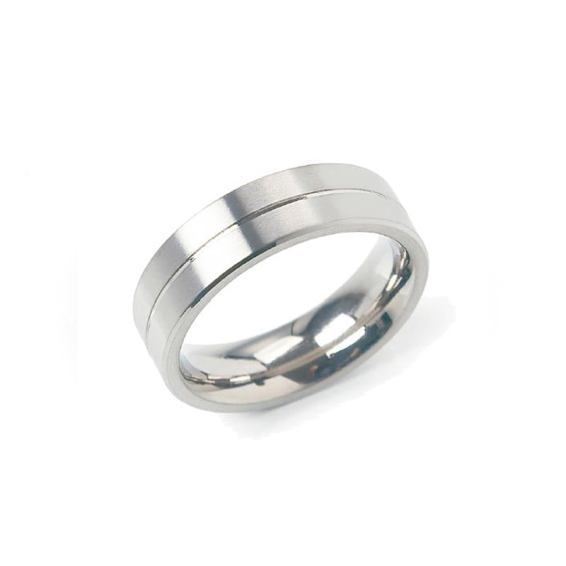 Anello in titanio lucido con due linee orizzontali incise.
