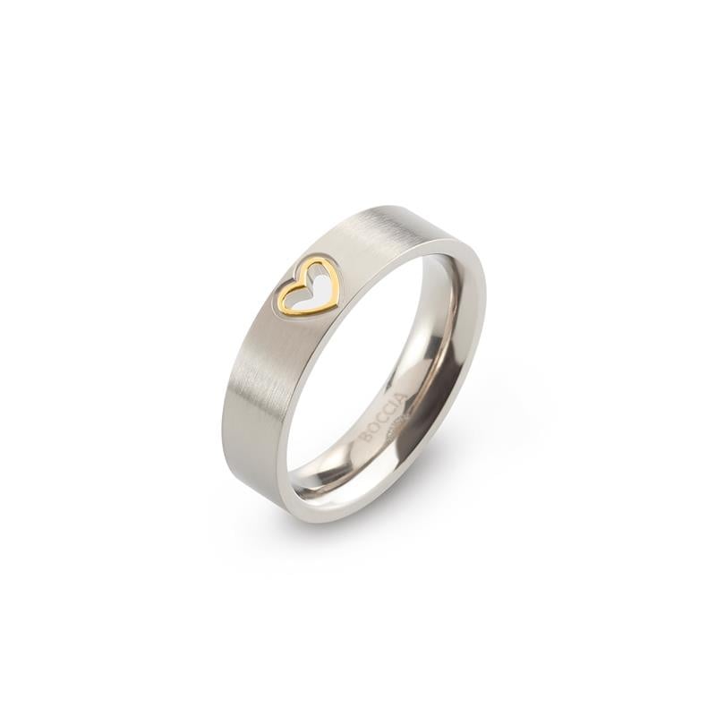 Anello in titanio bicolore con cuore dorato.