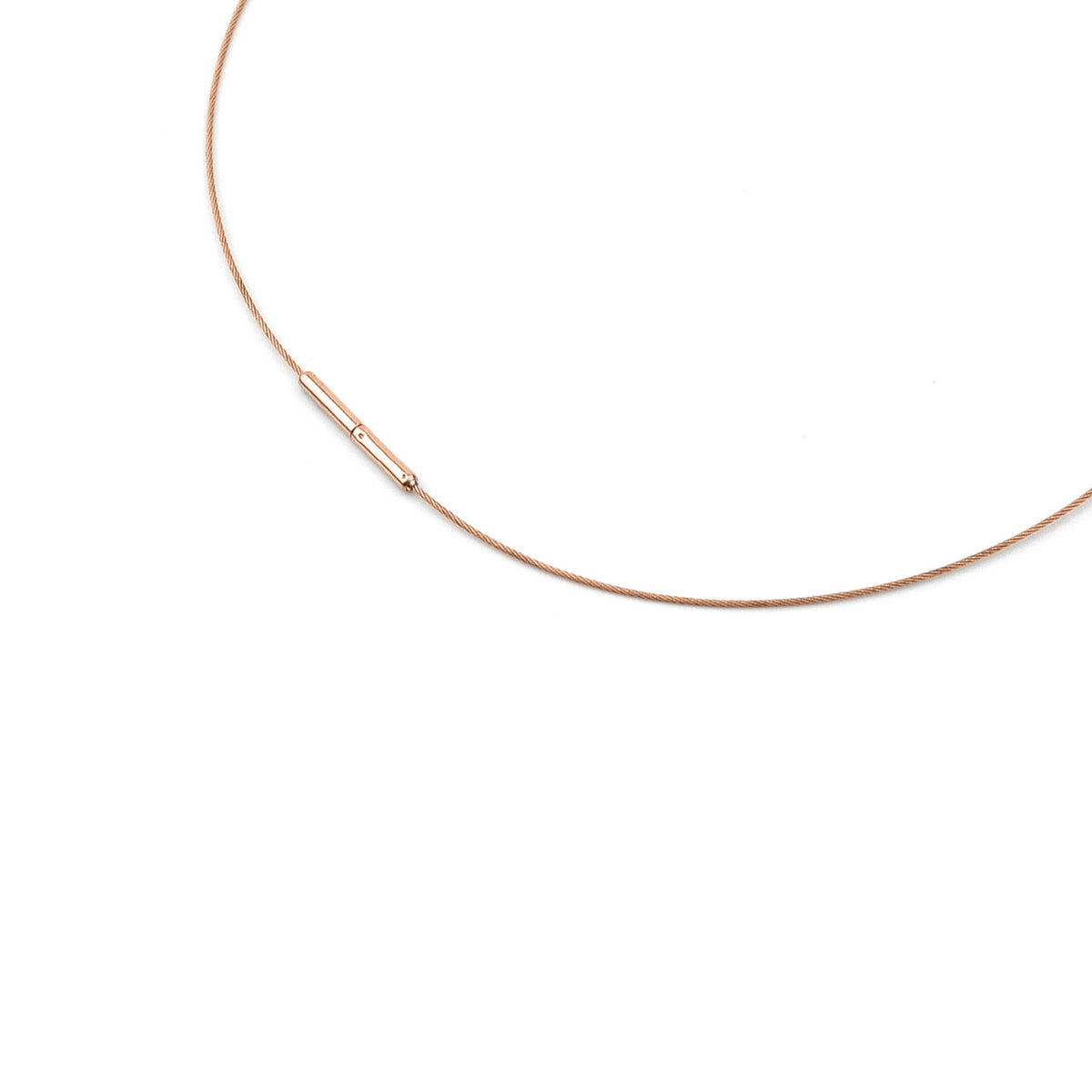 Collana in titanio con finitura in acciaio rosa, design minimalista e sottile.