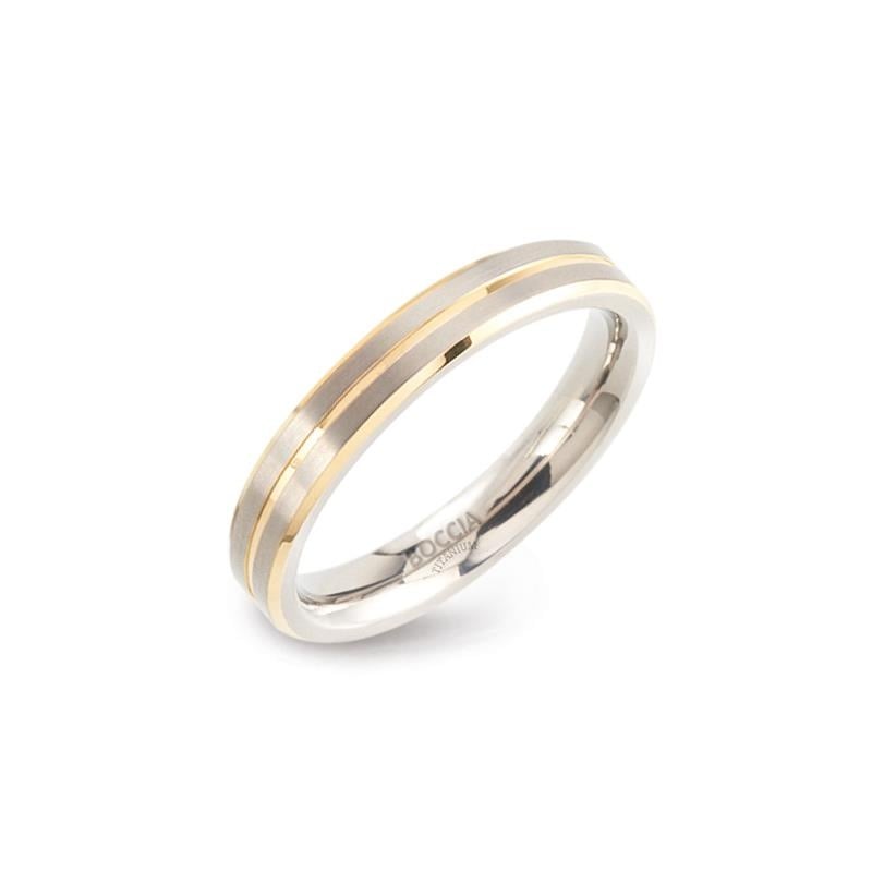 Anello in titanio bicolore con finitura lucida e due strisce dorate.