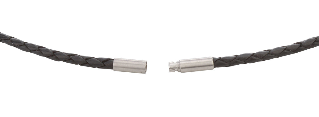 Een close-up van de Boccia Titanium Lengte Collier leer 0835-01 van Boccia, met een zwart gevlochten leerkoord en een open titanium bajonetsluiting, weergegeven tegen een witte achtergrond.