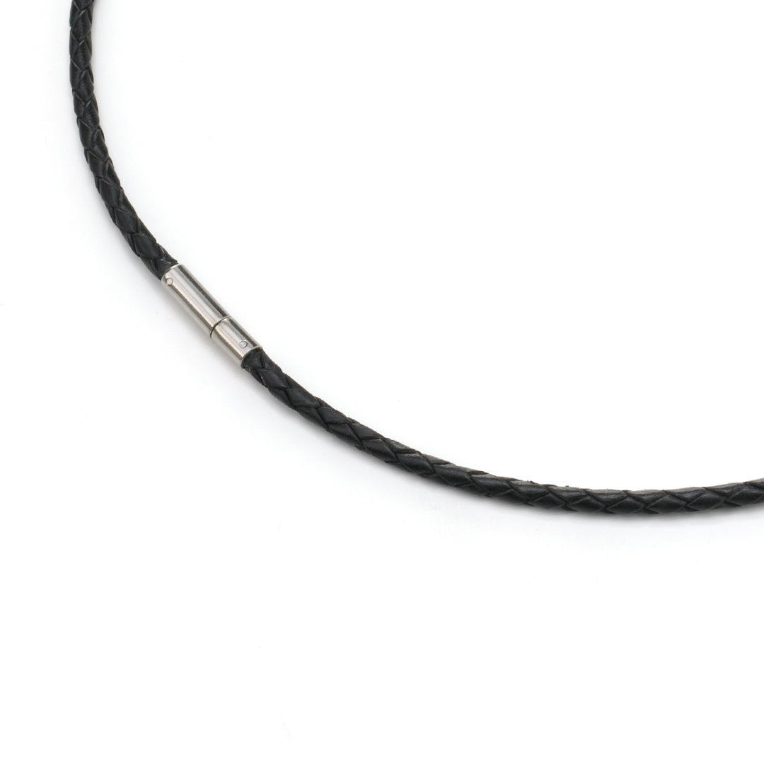 Collana in pelle nera con chiusura in titanio.