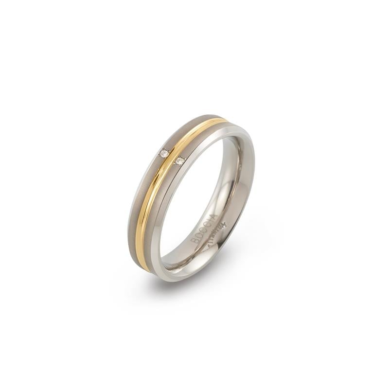 Anello in titanio bicolore con due diamanti, finitura lucida e forma rotonda.