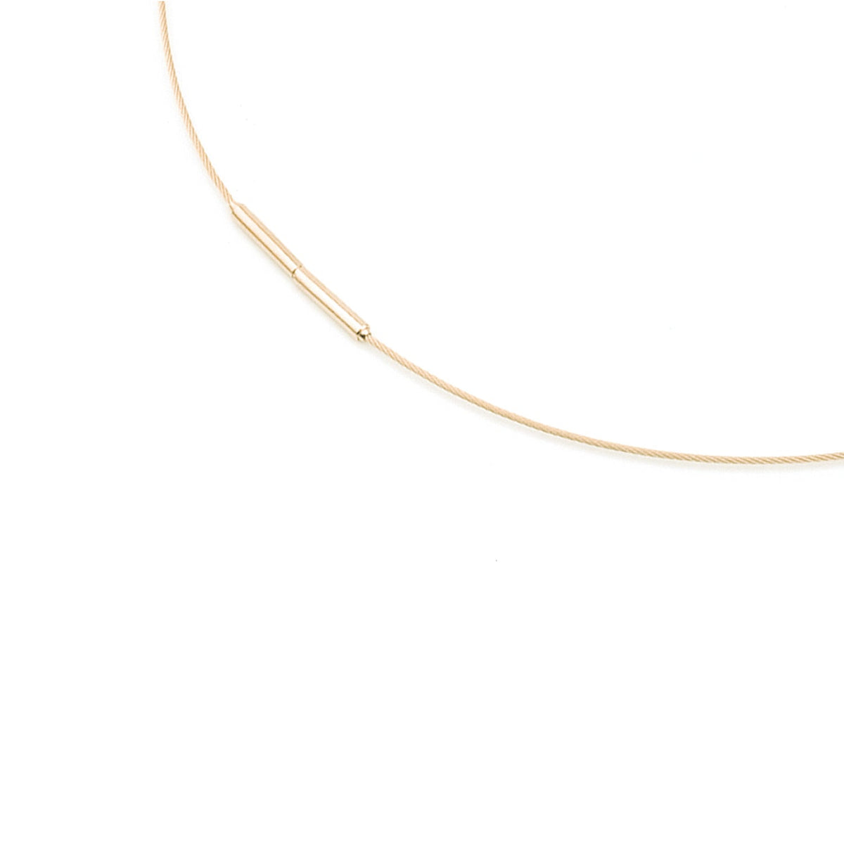 Collana in acciaio dorato con chiusura a moschettone, design sottile e minimalista.