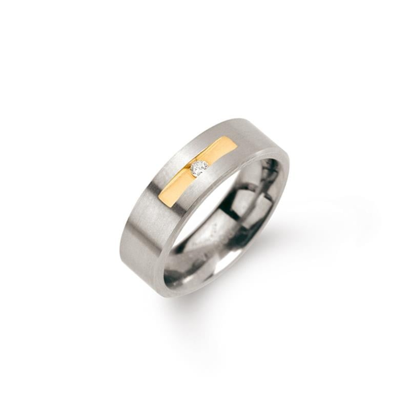 Anello in titanio bicolore con una striscia dorata e un diamante di 0,03 ct.