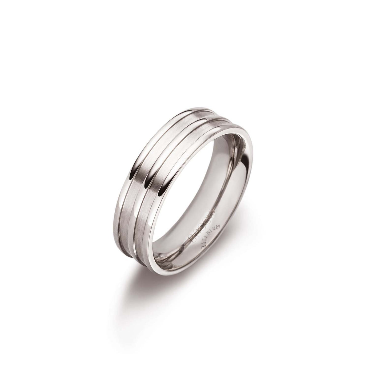Anello in titanio con tre fasce lucide e finitura satinata.