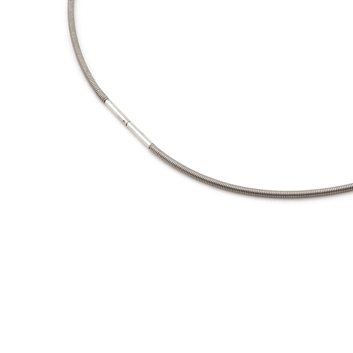 Collana in titanio con design sottile e finitura opaca.