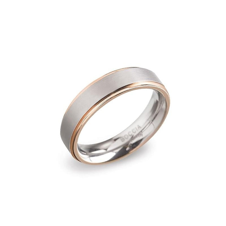 De Boccia Titanium Ring Bicolor rgp 0134-03 heeft een matte zilverkleurige afwerking met slanke, gepolijste roségouden randen en een glanzend gegraveerde binnenkant.