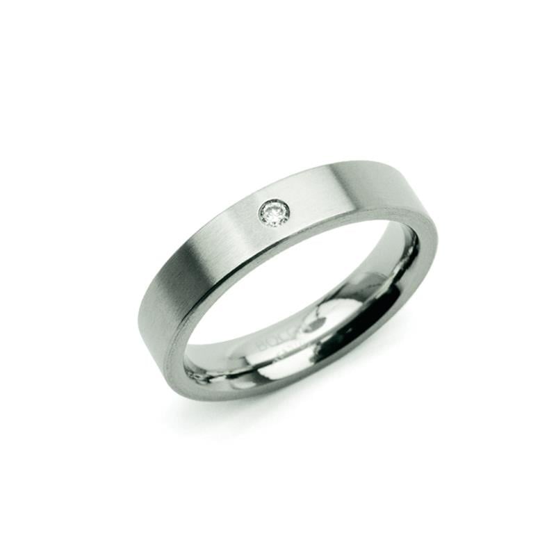 Anello in titanio con finitura lucida e diamante da 0,03 carati.
