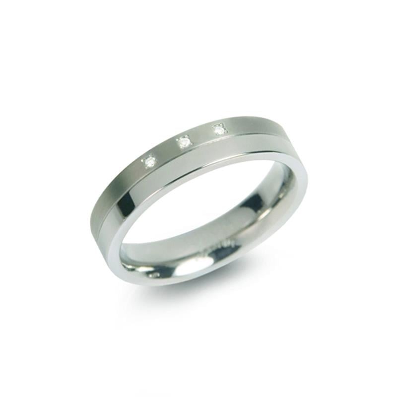 Anello in titanio con tre diamanti incastonati, finitura lucida e forma liscia.