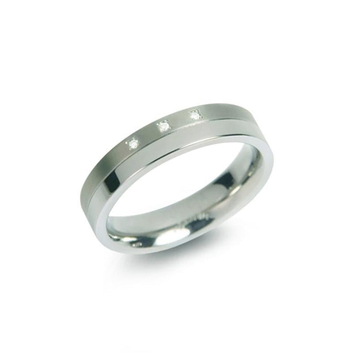 De Boccia Titanium Ring dia 3/0.015 - 0129-03 van Boccia heeft drie gelijkmatig verdeelde kleine diamanten op een gepolijste band, afgebeeld op een effen witte achtergrond.
