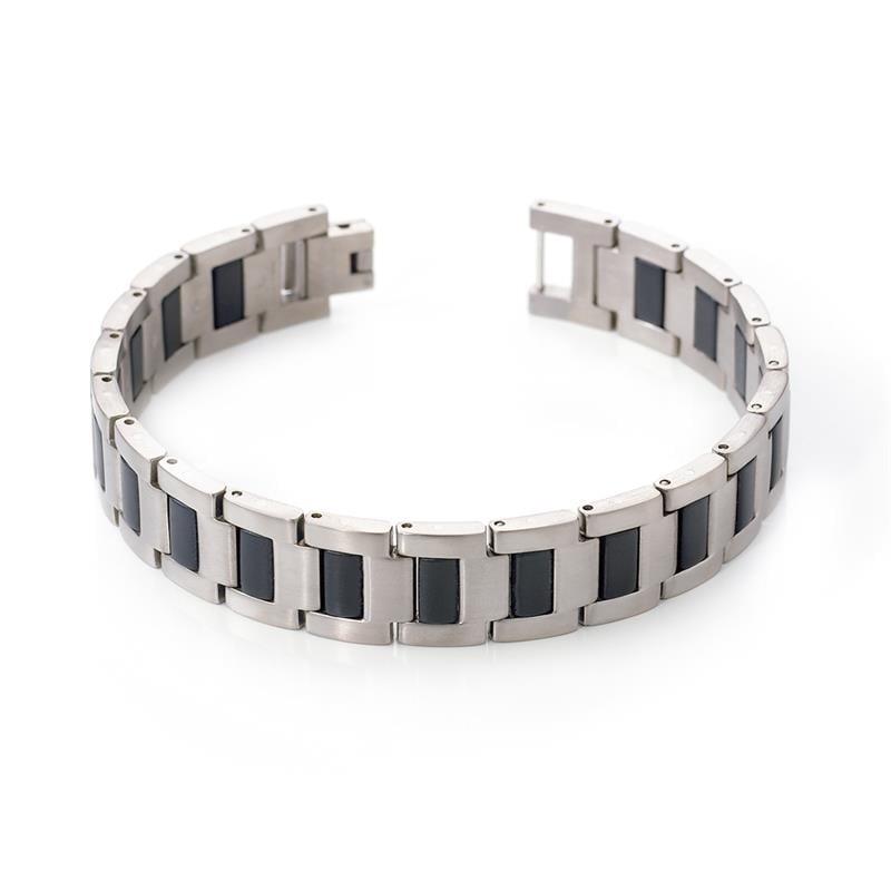Bracciale in titanio con inserti in gomma nera, design moderno e linee geometriche.