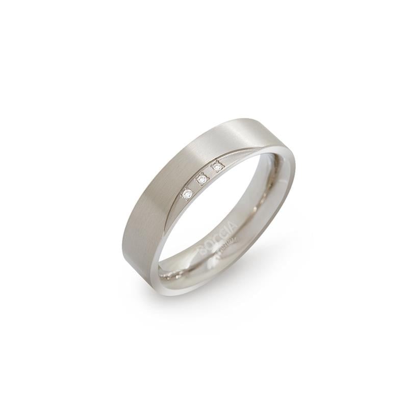 Anello in titanio con finitura opaca e tre piccoli diamanti.