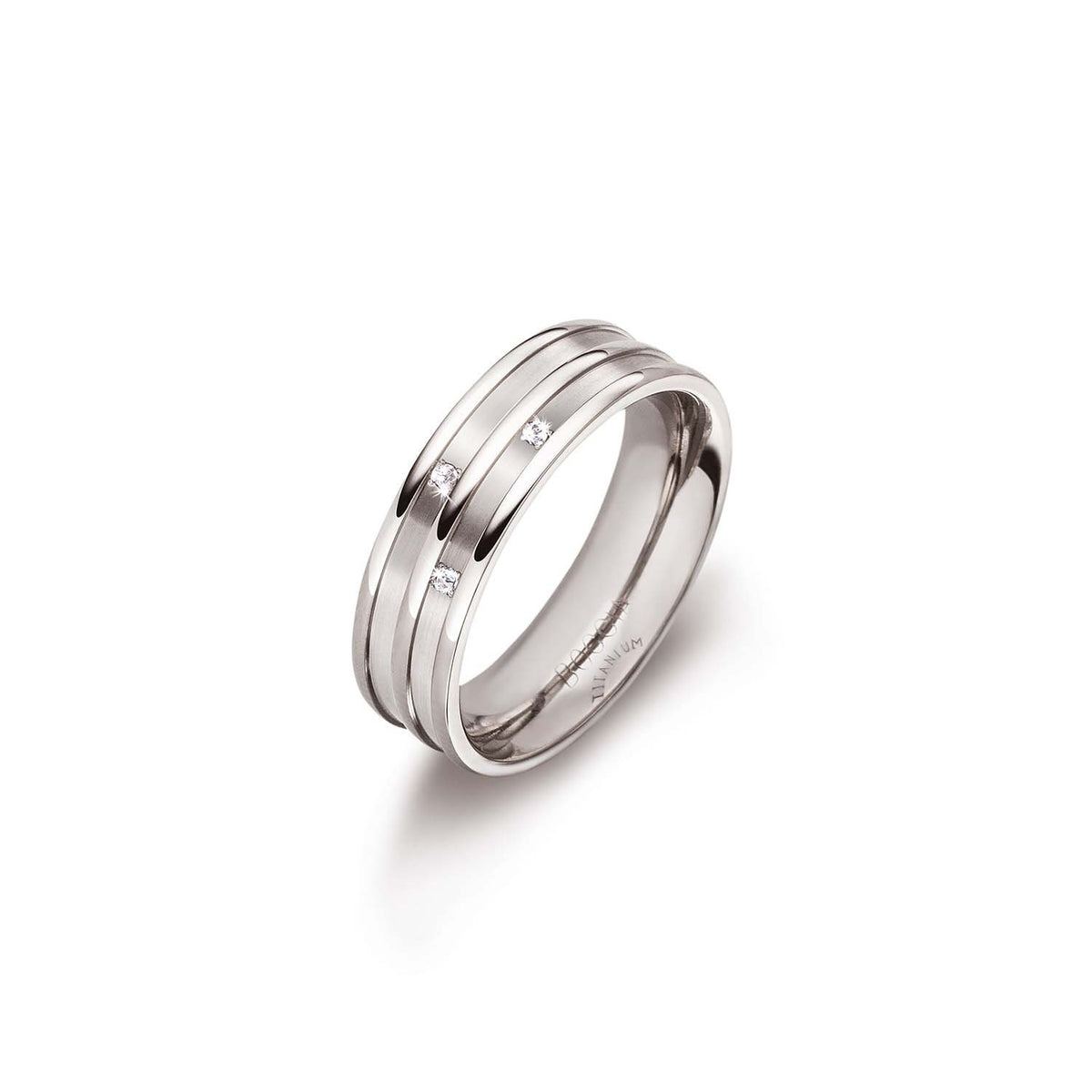 Anello in titanio con due fasce e tre piccole pietre brillanti.