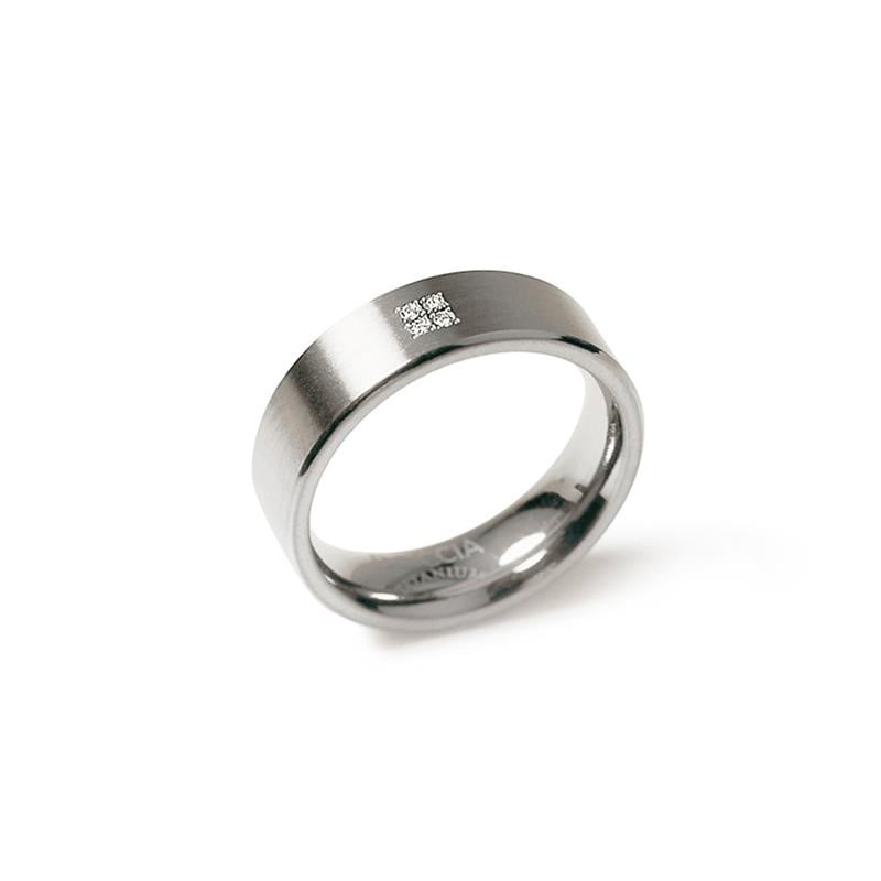 Anello in titanio con finitura lucida e design semplice, diametro 4, larghezza uniforme.