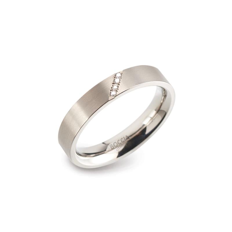 Anello in titanio con finitura opaca e dettagli lucidi, decorato con cinque piccole pietre.