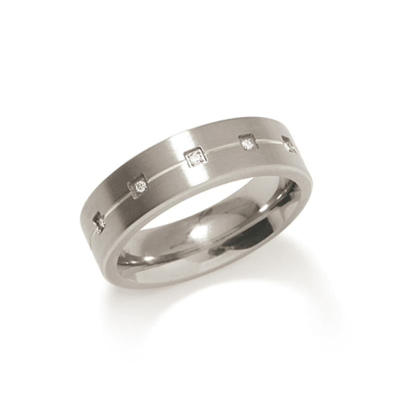 Anello in titanio con finitura lucida e dettagli incisi, dotato di piccole pietre.