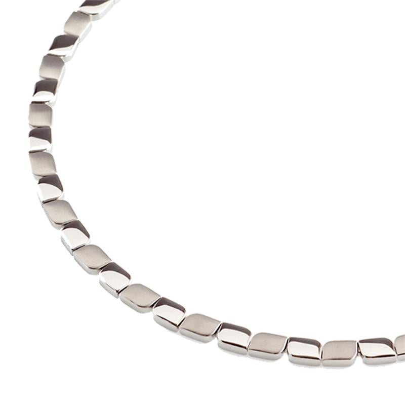 Collana in titanio con maglie quadrate lucide.