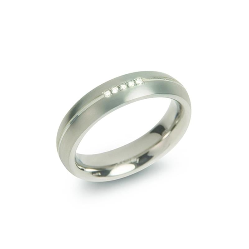 Anello in titanio con finitura opaca e cinque piccole pietre brillanti.