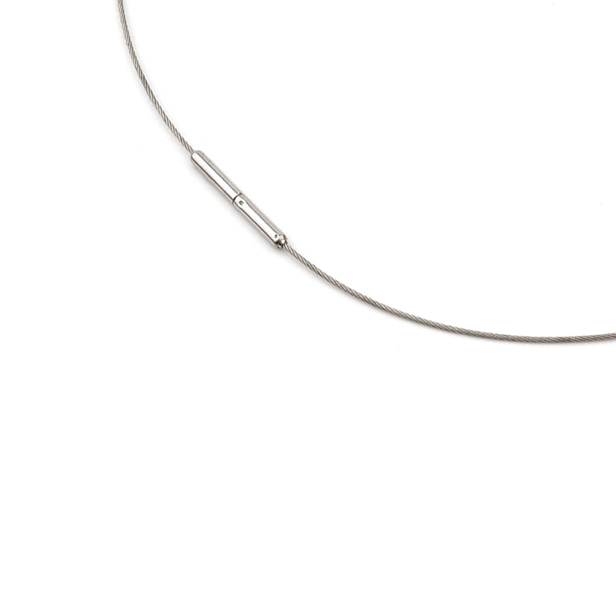 Collana in titanio con chiusura in acciaio, design minimalista e lunghezza regolabile.
