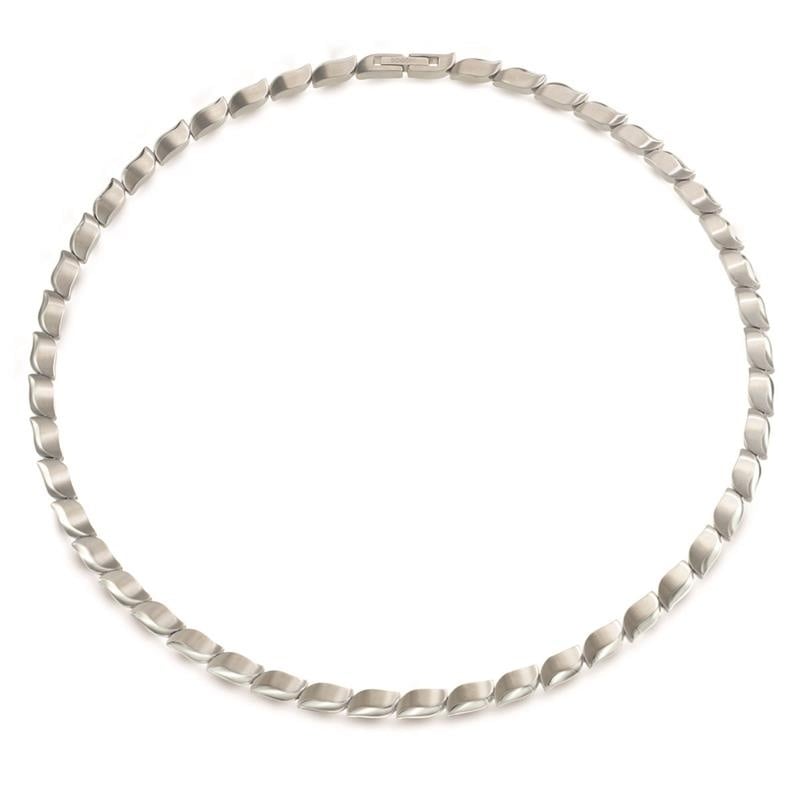 Collana in titanio con maglie ovali lucide e opache.