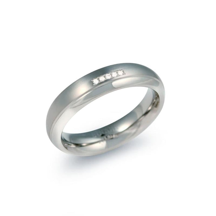 De Boccia Titanium Ring dia 5/0.025 - 0130-09 van Boccia is een zilveren damesring met een gladde, gepolijste afwerking, voorzien van drie kleine ronde diamanten gezet in het oppervlak en afgebeeld tegen een effen witte achtergrond.