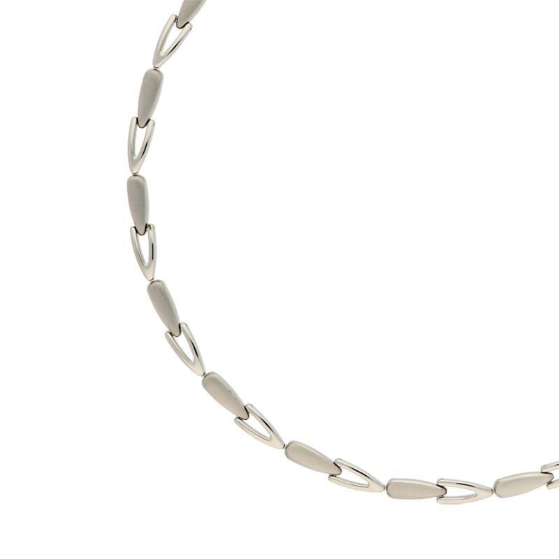 Collana in titanio con maglie ovali e allungate, finitura lucida e opaca.