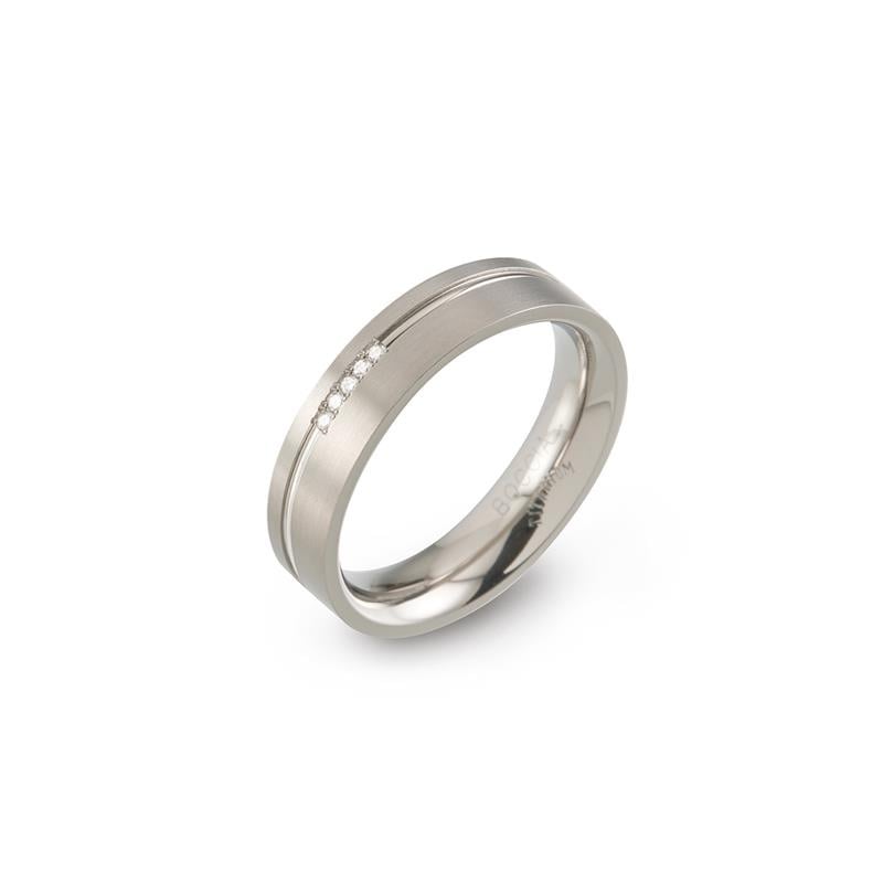 Anello in titanio con tre piccole incisioni, finitura lucida e design semplice.