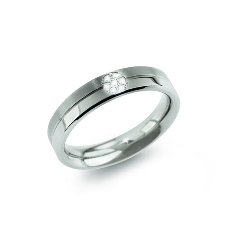 Anello in titanio con diamante centrale, finitura lucida e linee geometriche.
