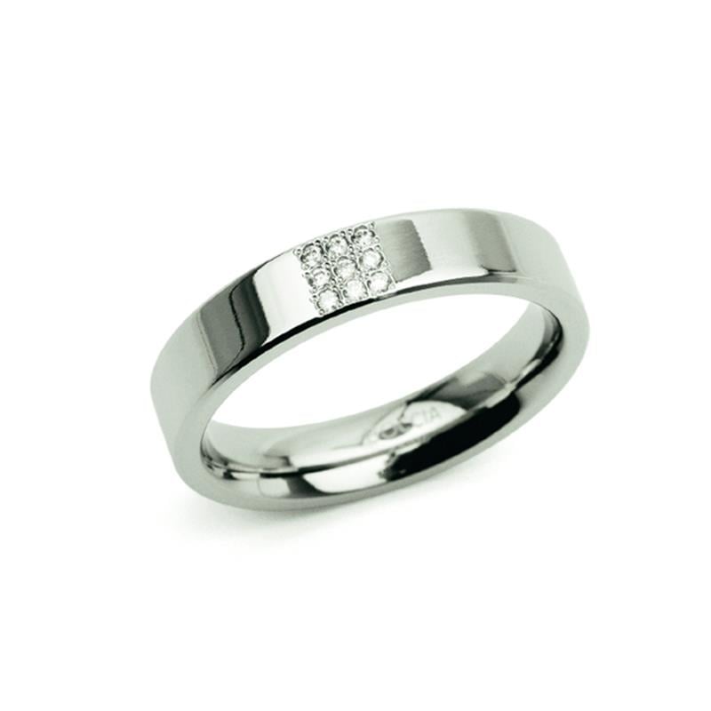 Anello in titanio lucido con diamanti, forma piatta e finitura liscia.