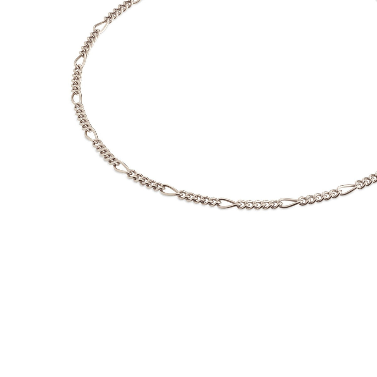 Collana in titanio con maglie alternate e dettagli lucidi.
