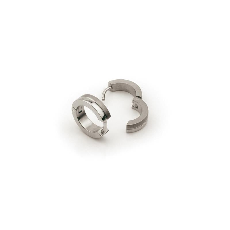Twee Boccia Titanium Oorringen 0510-02 creolen van Boccia worden afgebeeld op een effen witte achtergrond. Eén oorbel is open om het scharniermechanisme te tonen, terwijl de andere gesloten blijft.